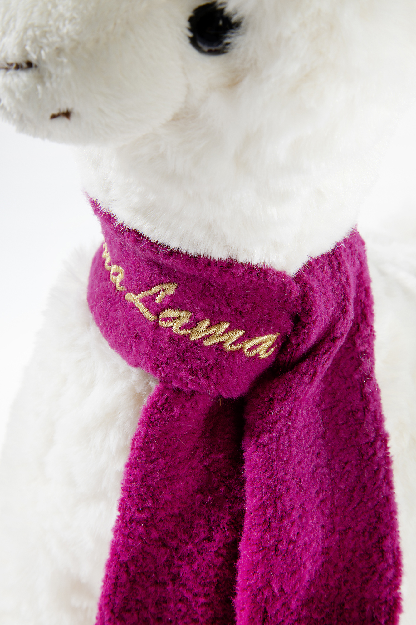 KUMA Lama "no drama lama" in der 35cm Ausführung mit Schal - Detailfoto