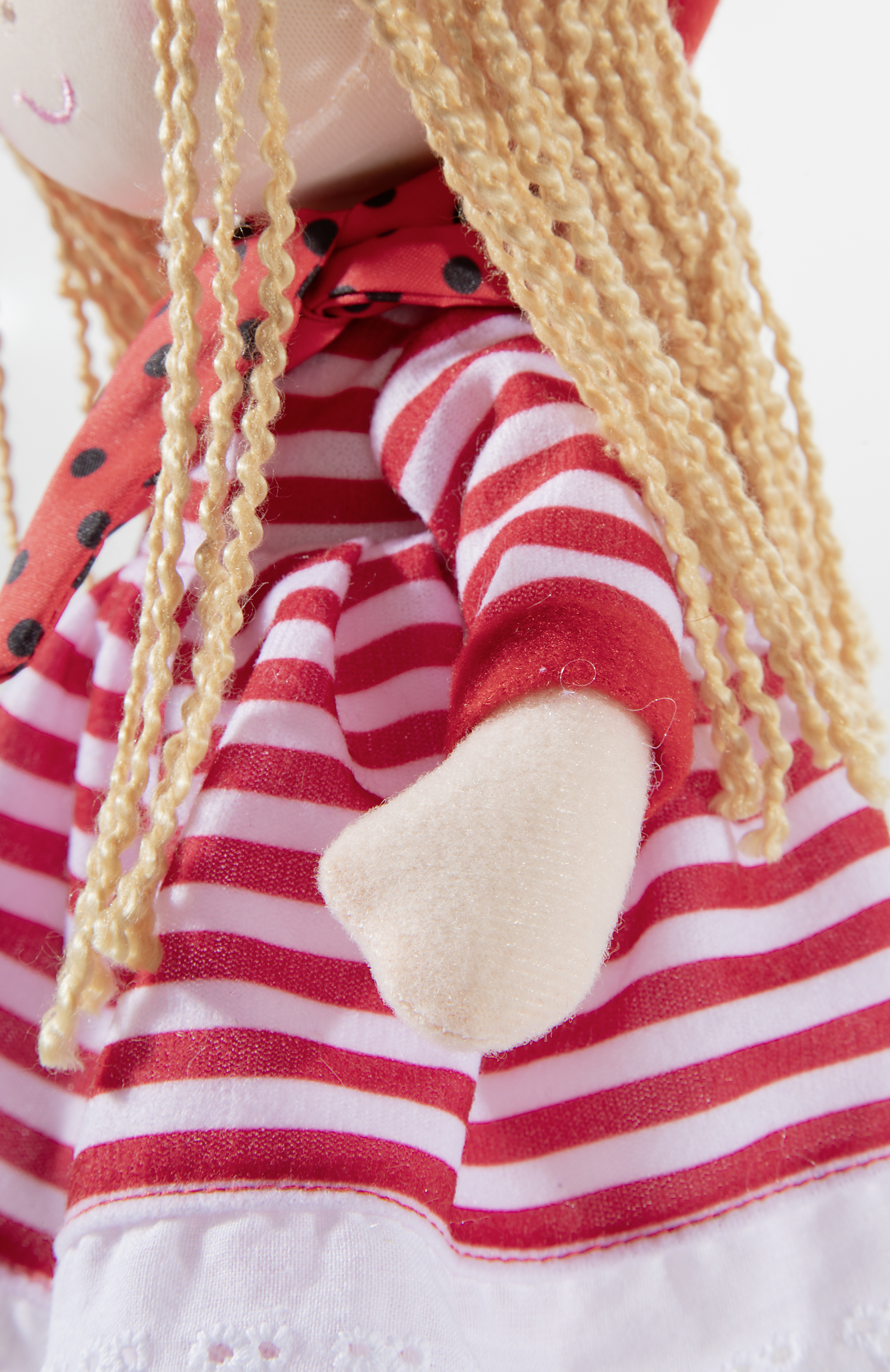 Heunec Poupetta Käferkind mit blonden Haaren, roter Mütze und rot-weiß gestreiftem Kleidchen Haare