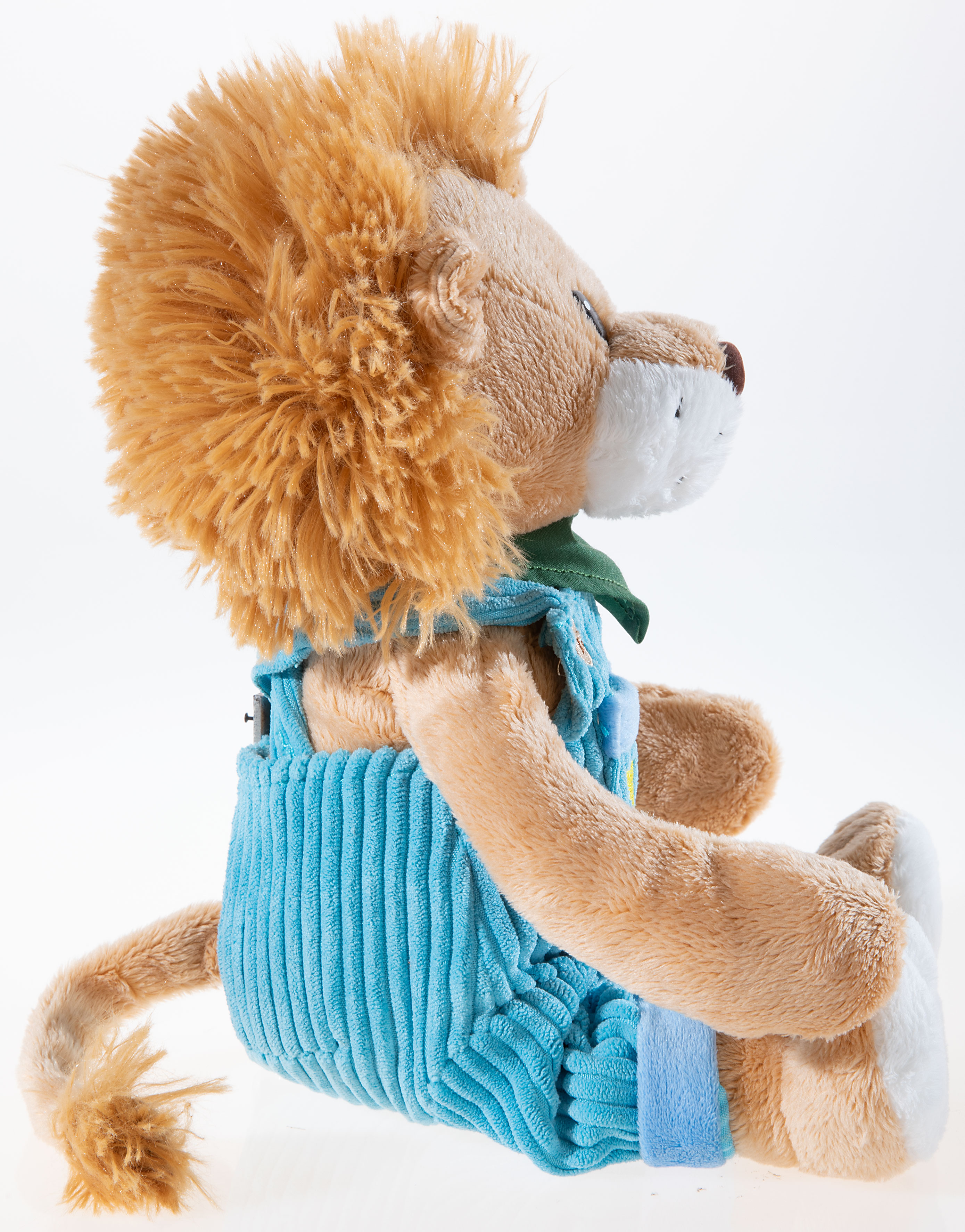 Plüschlöwe im blauen Strampler von der Seite Seitenansicht eines Plüschlöwen mit blauer Kleidung und buschiger Mähne