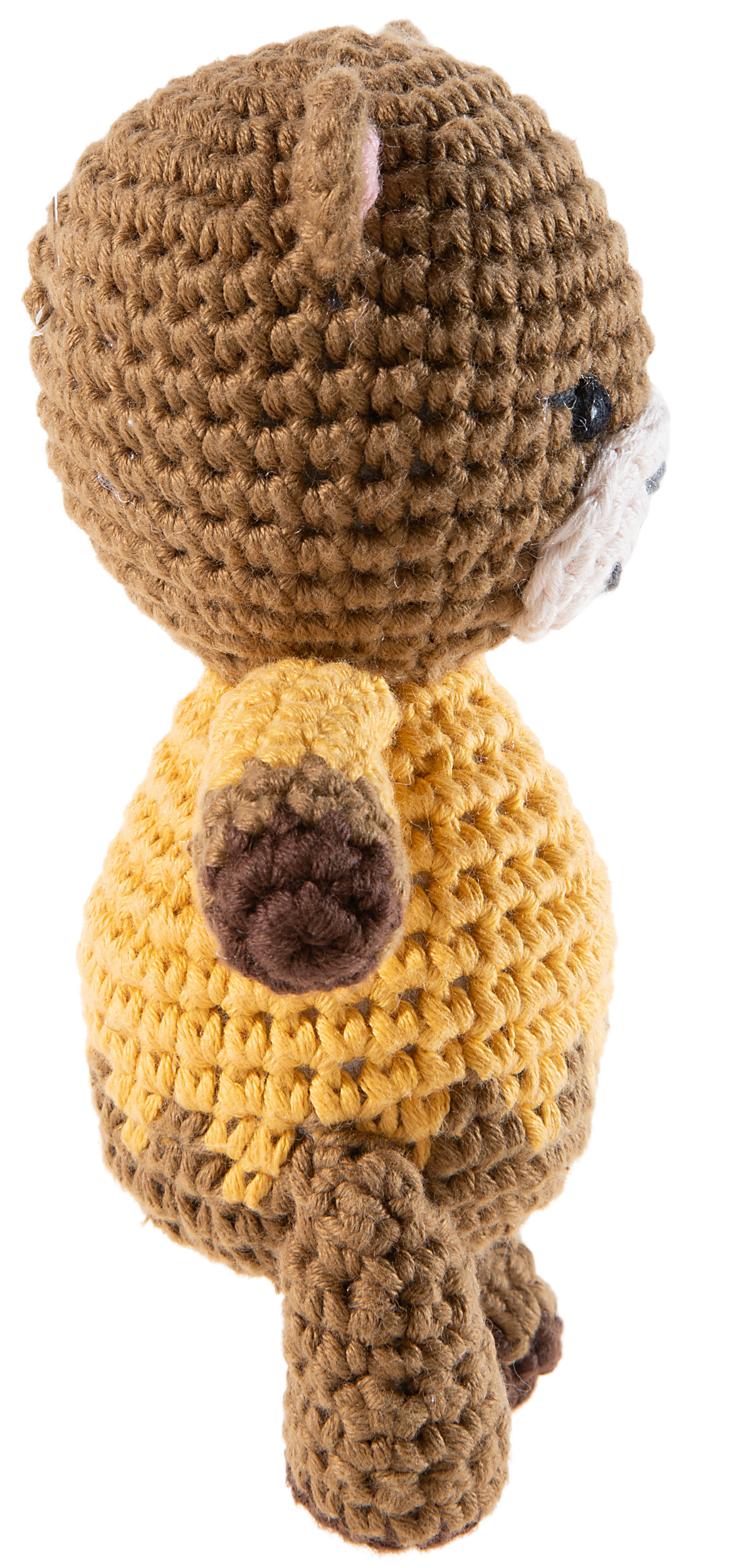 Seitenansicht eines handgehäkelten Amigurumi-Bärchens in Gelb und Braun, mit detailreicher Struktur