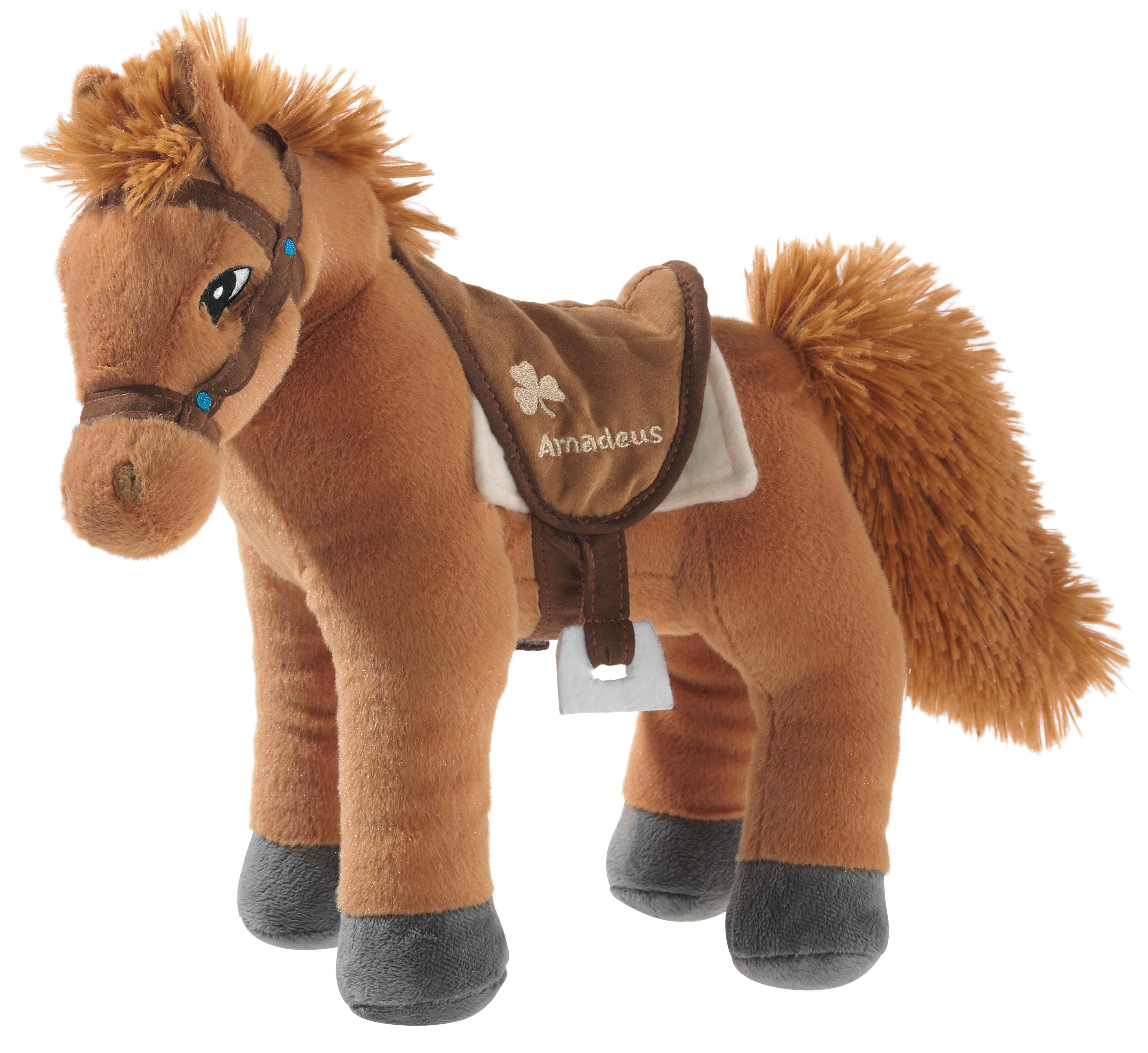 Ein braunes Plüschpferd mit braunem Sattel, auf dem der Name Amadeus gestickt ist. Perfekt als Kuscheltier oder Dekoration.
