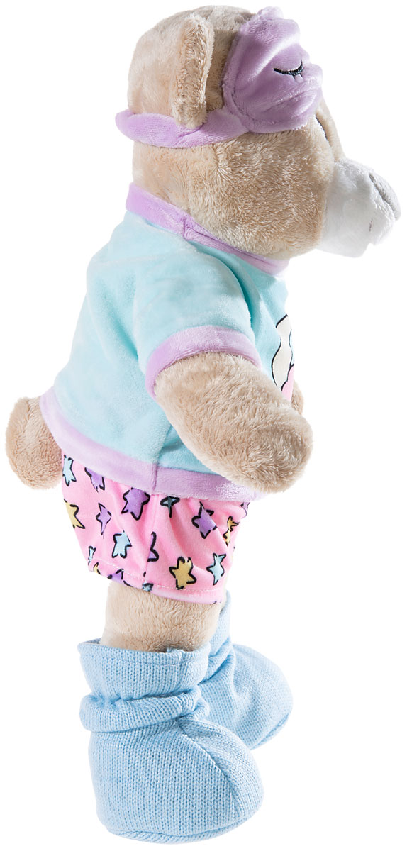Ein Plüschbär trägt einen blauen Schlafanzug, rosa Shorts mit Sternen und eine lila Schlafmaske.