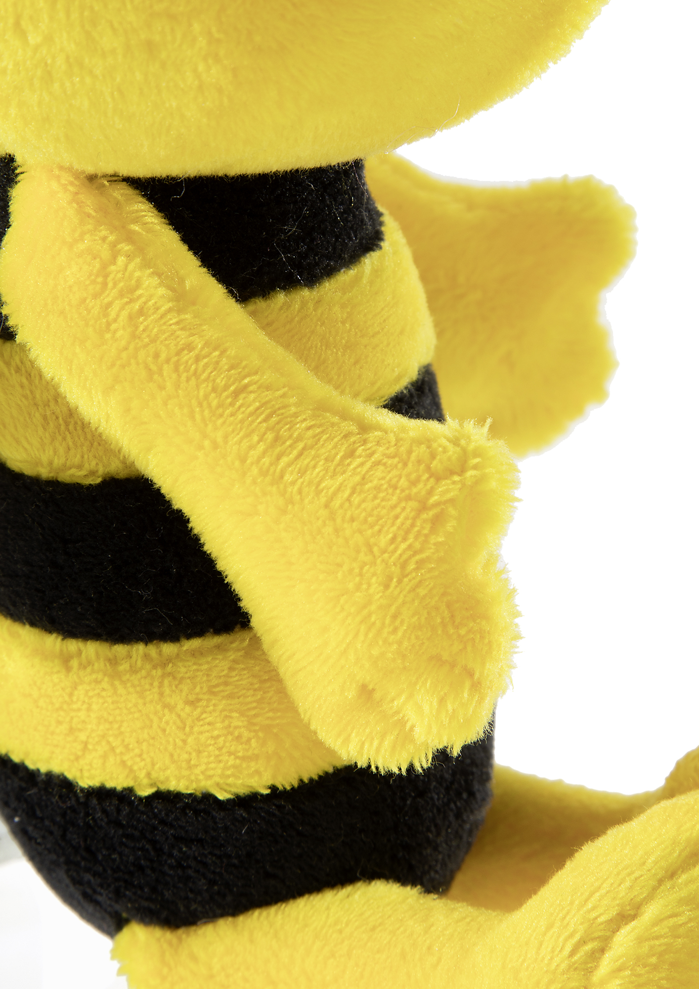 Detail des Plüschbienchens in Gelb und Schwarz Nahaufnahme eines gelb-schwarz gestreiften Plüschtiers, das wie eine Biene aussieht.