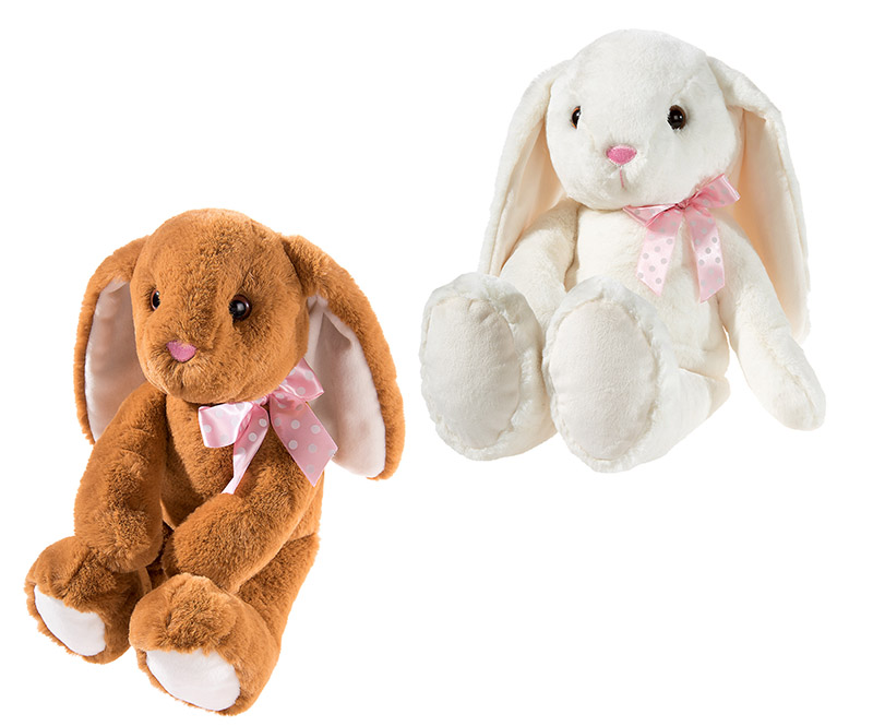 Niedliche Plüschhasen mit Schleifen in Braun und Weiß Zwei Plüschhasen mit Schleifen, einer braun und einer weiß, sitzend auf einem weißen Hintergrund