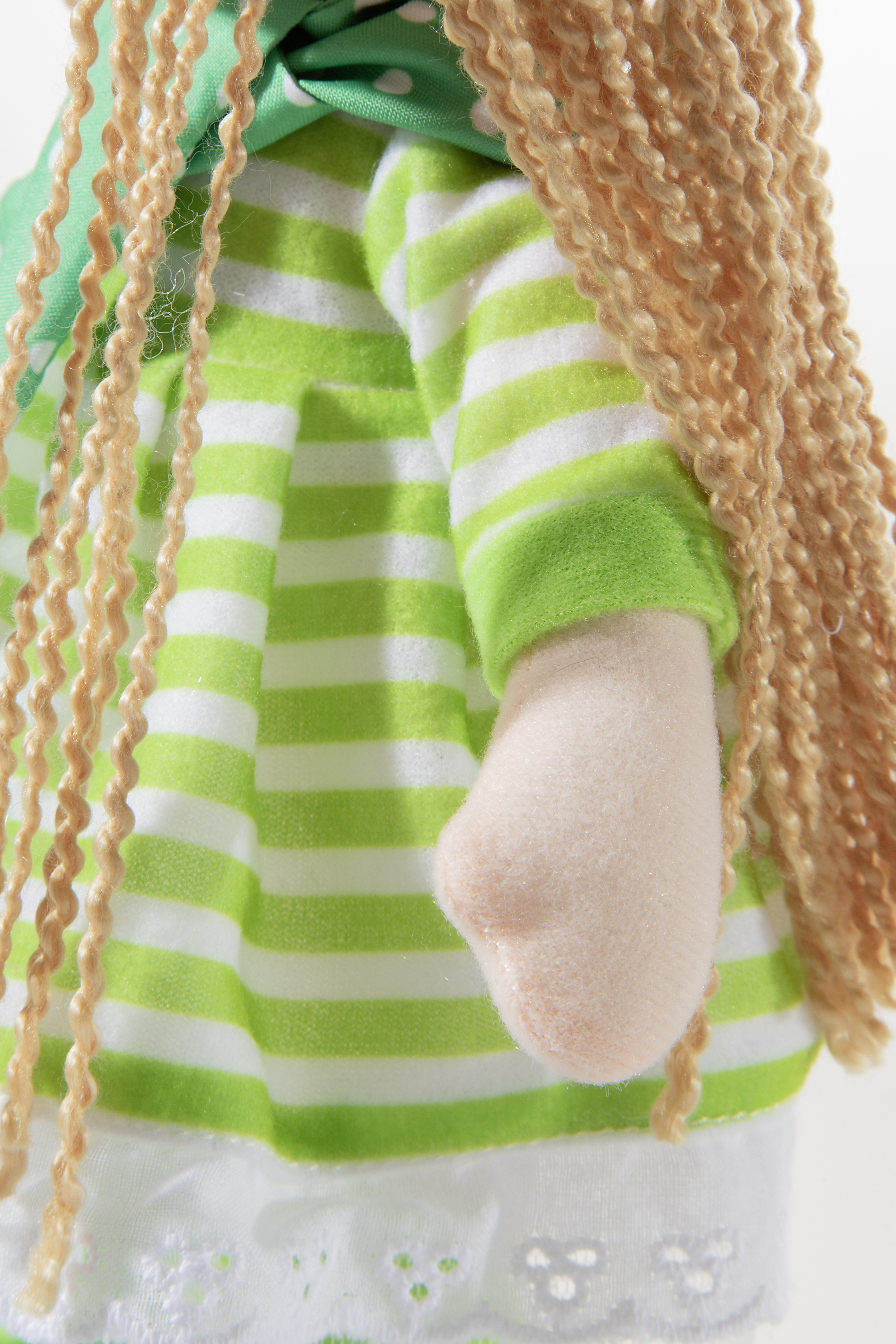 Heunec Poupetta Käferkind mit blonden Haaren, grüner Mütze und grün-weiß gestreiftem Kleidchen Haare