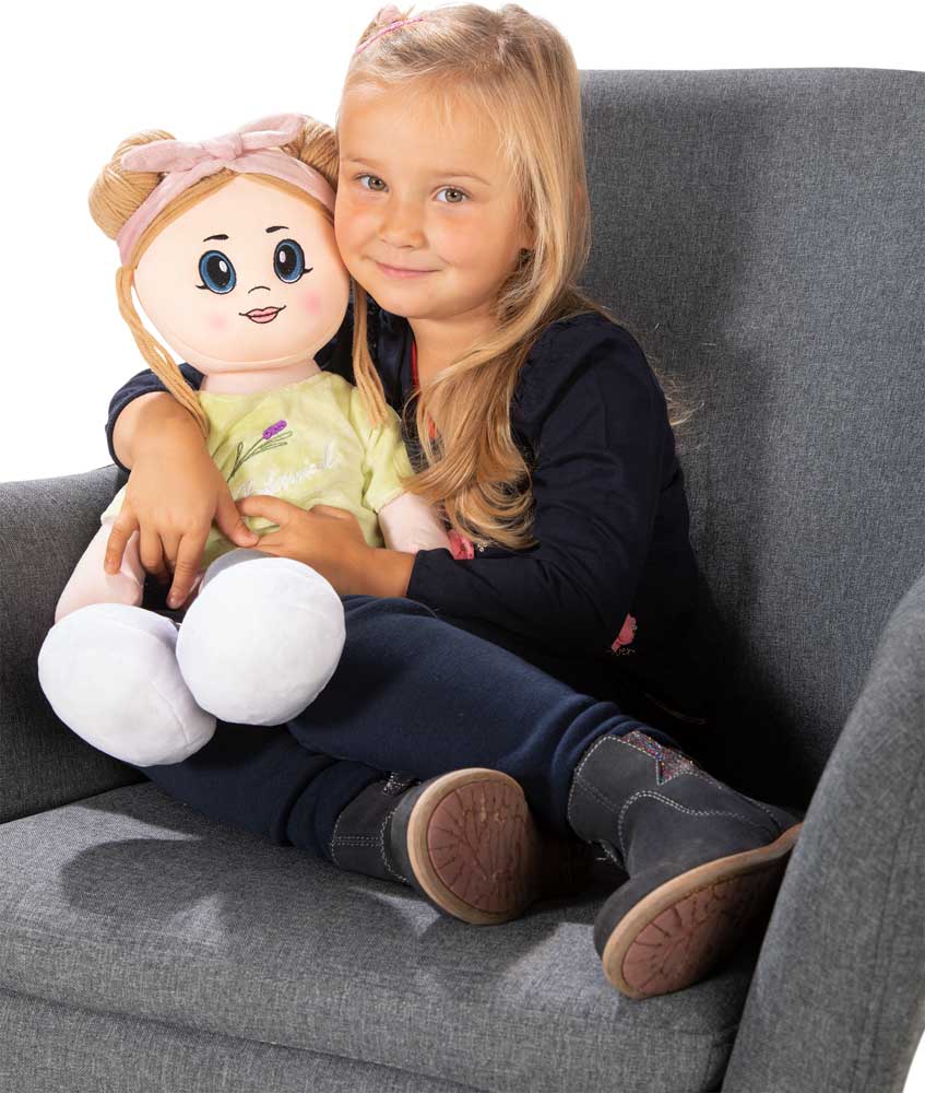 Blonde XL Puppe Lulu mit Mädchen auf dem Sofa