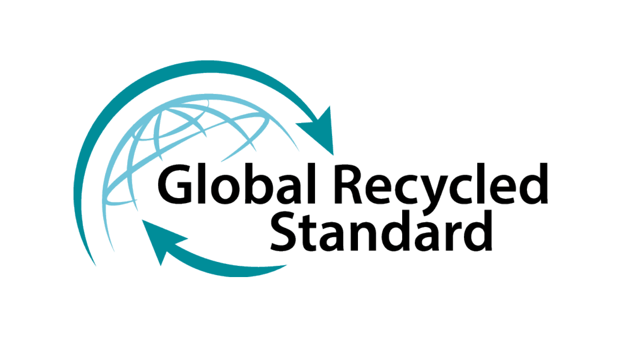 Global Recycled Standard-Logo mit grünem Pfeil und Globus Logo des Global Recycled Standard mit Pfeilen und Globus-Symbol